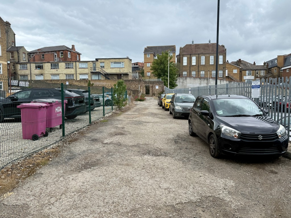 Lot: 15 - BUSINESS CENTRE FOR INVESTMENT WITH LAPSED PLANNING FOR 12 FLATS - Parking to rear